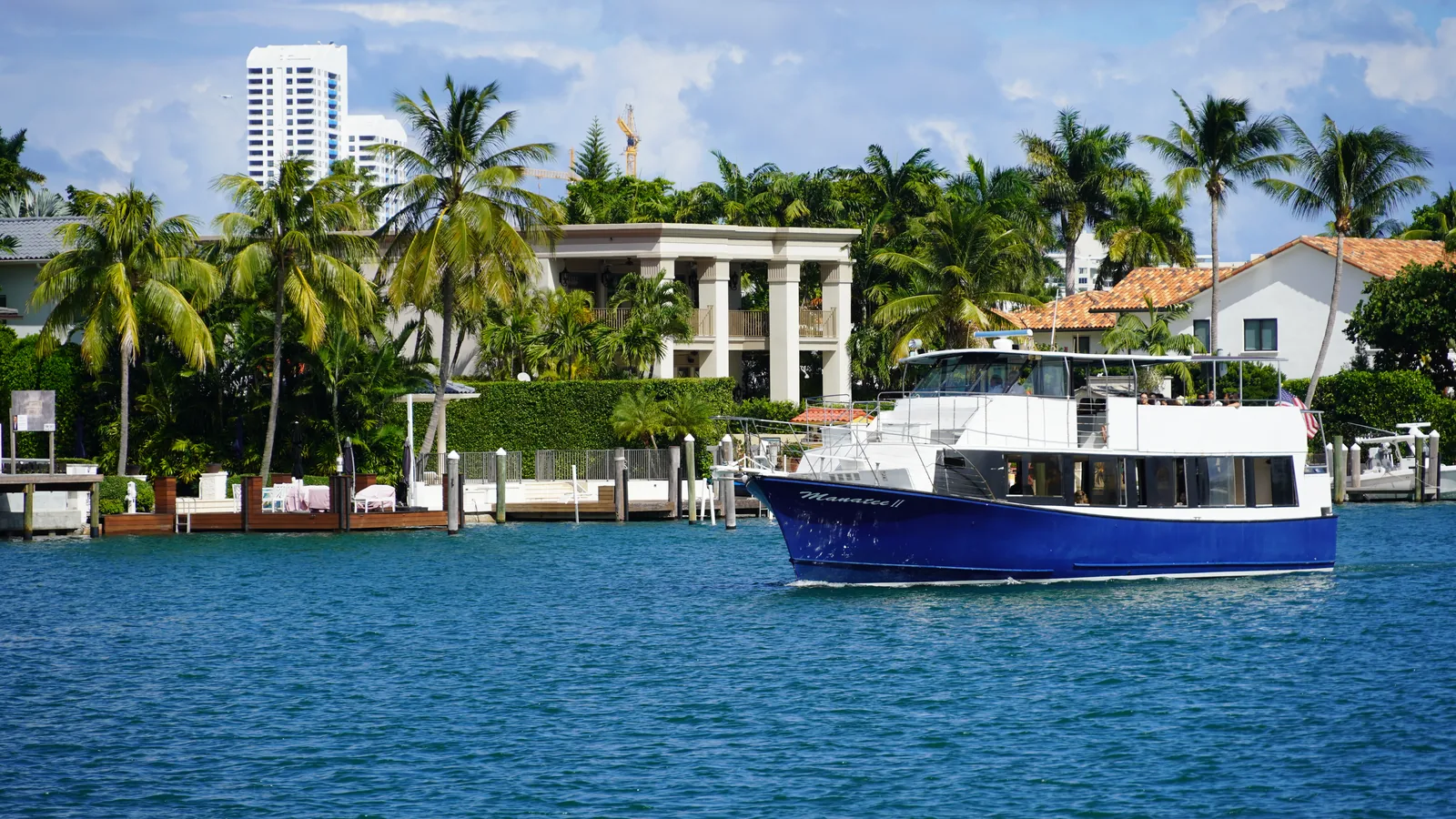 Miami Aqua Tours sightseeing boat cruising Biscayne Bay near Miami homes
