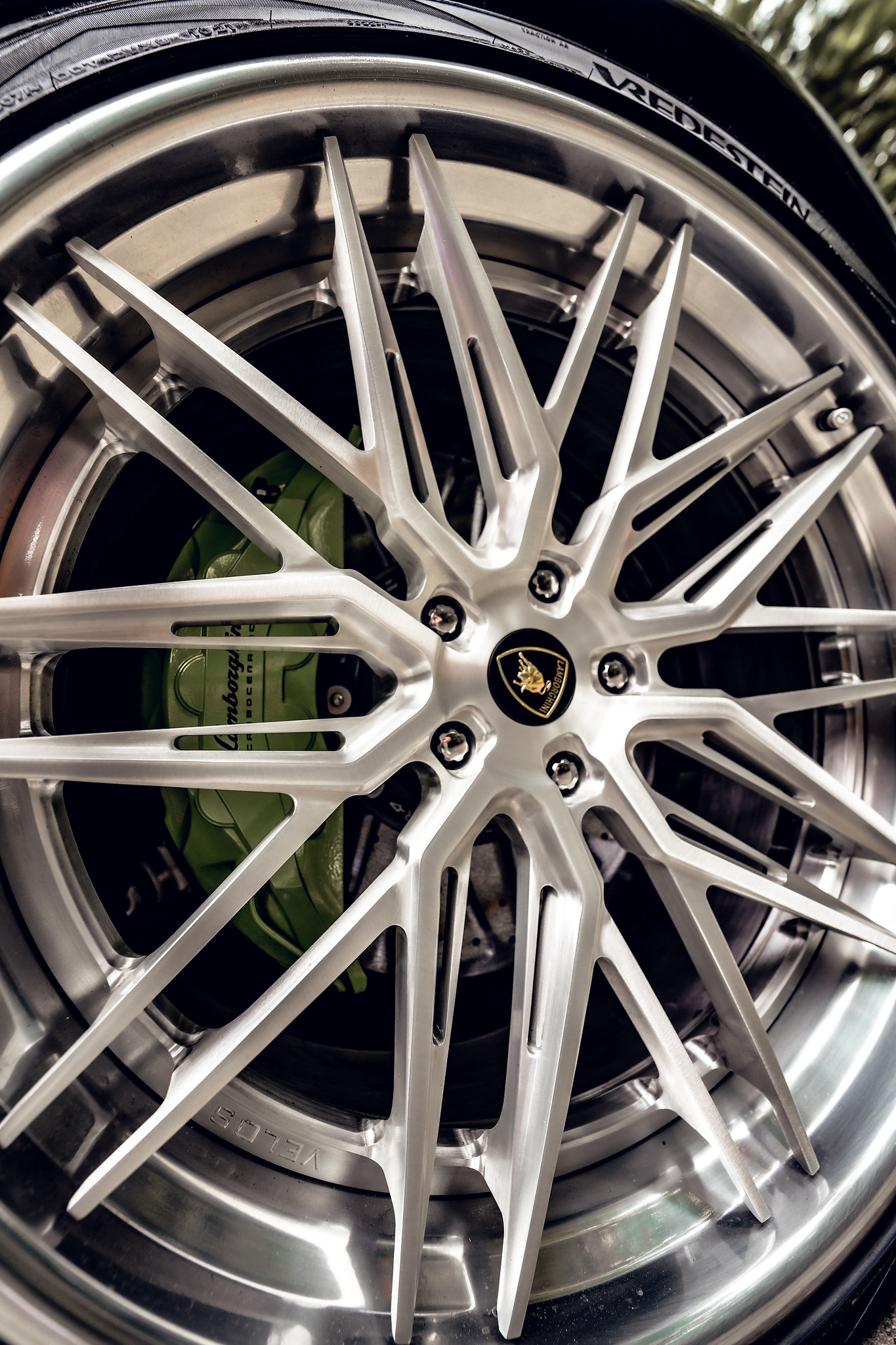 Lamborghini Urus - Image 2